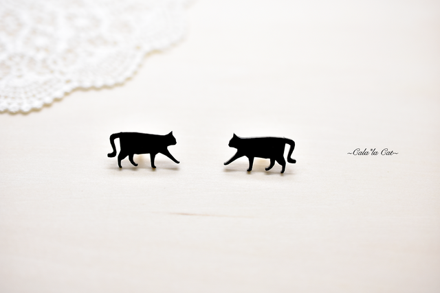 かまってちゃん黒猫のスカーレットレッドビジューピアス イヤリング (金属アレルギー対応 14kgfピアスに変更可)の画像1枚目