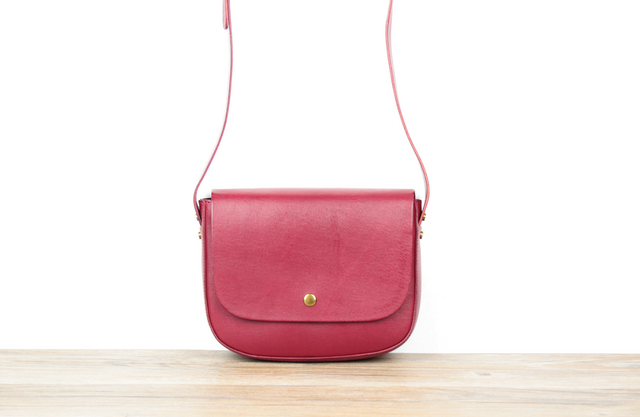 本革 シンプルでお洒落なクラシックレザーショルダーバッグ ☆Red