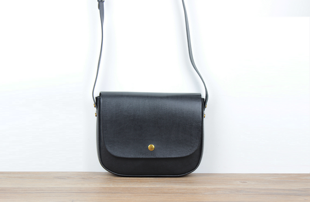 本革 シンプルでお洒落なクラシックレザーショルダーバッグ ☆Black☆の画像1枚目