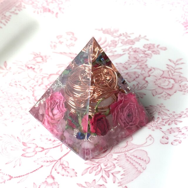 訳あり 10%off ピンクトルマリン ローズクォーツ 恋愛運 オルゴナイト ピラミッド型 の画像1枚目