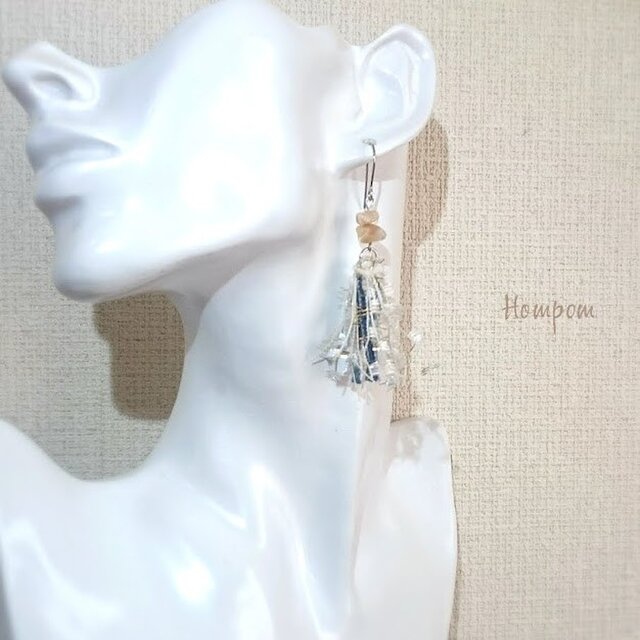 18ｐ038・【送料無料】マザーオブパールのデニムタッセルピアス　ホムポム