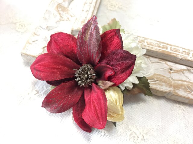 レッドクレマチスとマムのコサージュ *卒業式*入学式*結婚式の画像1枚目