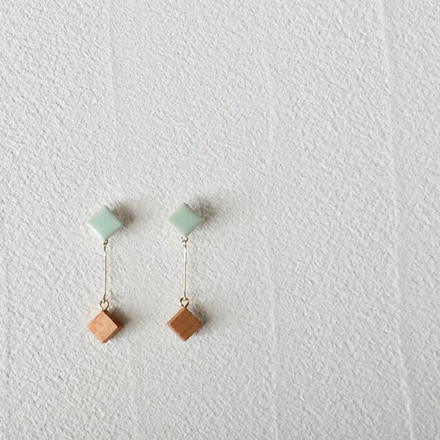 タイルとサクラ“pin” 若芽色 イヤリング の画像1枚目