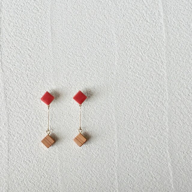 タイルとサクラ“pin” 朱 ピアス の画像1枚目