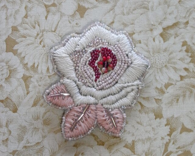 薔薇*苺 刺繍ブローチの画像1枚目