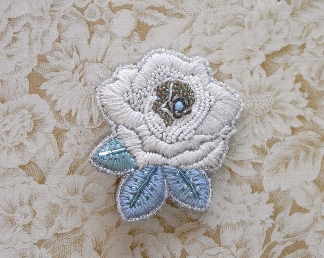 薔薇*空 刺繍ブローチの画像1枚目