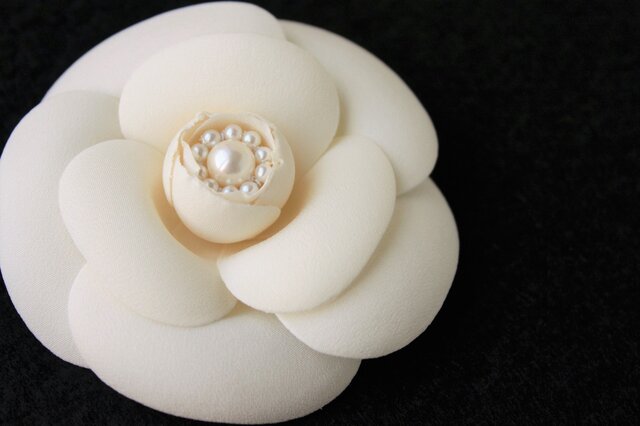 カメリアのシルクコサージュ<アイボリーホワイト>CY003D-C8SPの画像1枚目