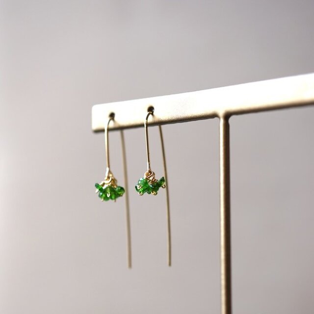 小粒グリーンガーネットのU字ピアス ~Cordeliaの画像1枚目