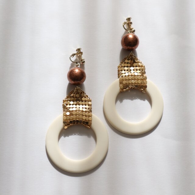 White Ringの大ぶりイヤリング(ピアス)の画像1枚目
