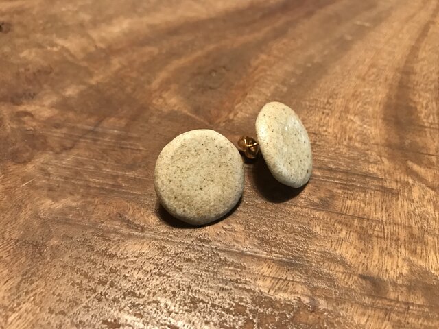陶:川底の石ピアスの画像1枚目