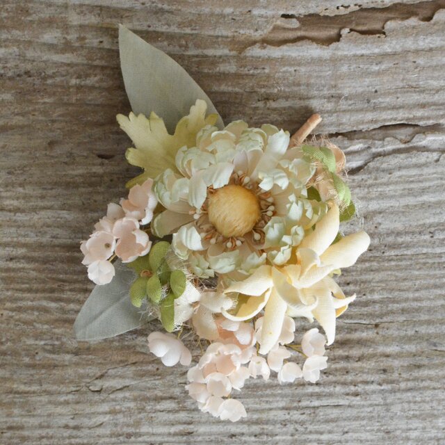 染の草花*『パステルの花(グリーン)ヘアクリップ付きコサージュ』 iichi ハンドメイド・アンティーク・食品・ギフト・手作り ムラ染めコサージュピアス