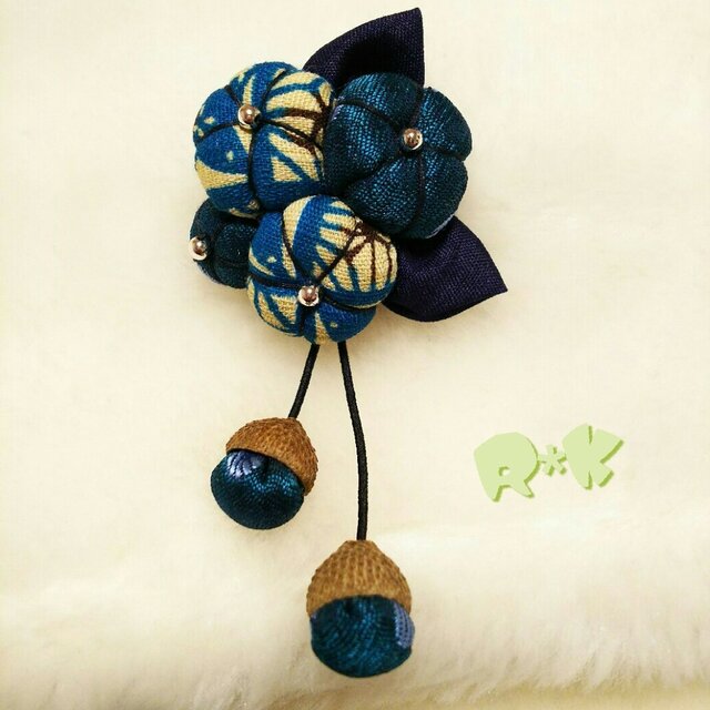 和柄とドットの花のどんぐり帽子のブローチ | iichi ハンドメイド 