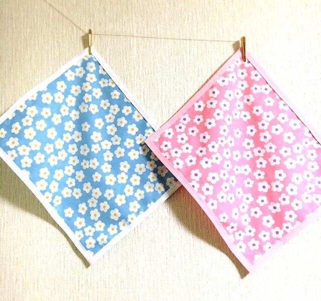 送料無料♡幼稚園小さめナフキン 2色のお花畑の画像1枚目