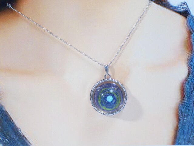 宇宙レジンのペンダントトップ | iichi 日々の暮らしを心地よくする