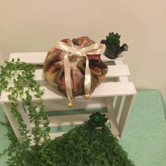 ボタニカルフラワーの巾着ポーチの画像1枚目