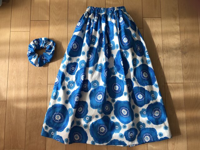 【SALE】表・裏 綿100% ブルーカメリア柄スカート(白地)の画像1枚目