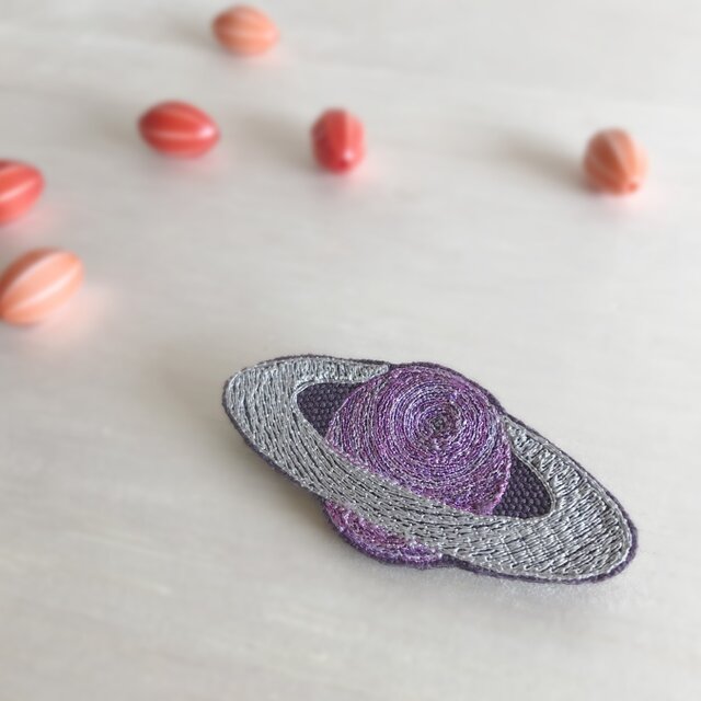 土星刺繍ブローチ(パープル)【受注生産】の画像1枚目