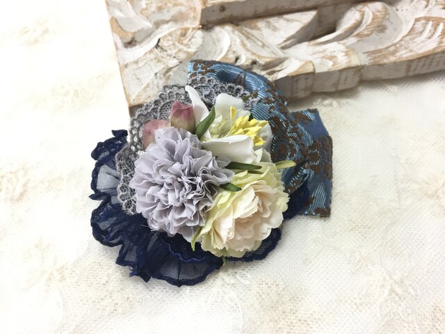 グレーピンポンマムとホワイトローズのミニコサージュ *卒業式*入学式*結婚式*の画像1枚目