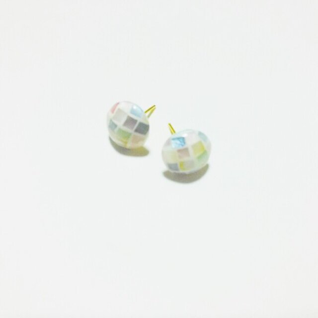 モザイクシェルパステルピアス10mmの画像1枚目