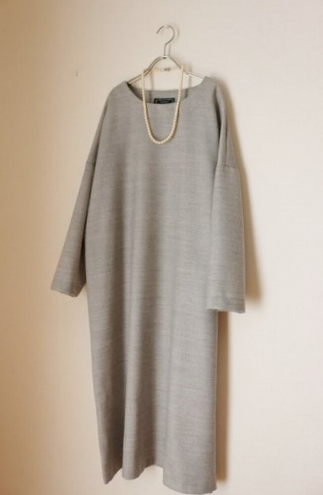 春秋冬　シンプルなデザインのワンピース   ウール100％ 　サイズ展開有