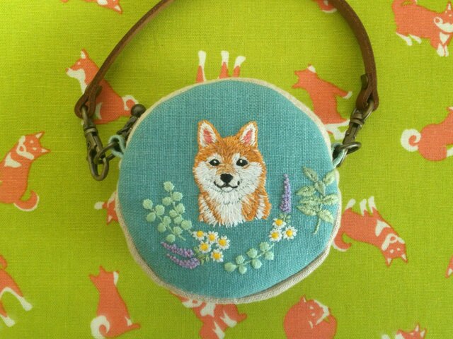 柴犬とハーブ 手刺繍まるポーチの画像1枚目