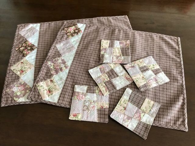 ランチョンマット(2枚)&コースター(5枚)セットの画像1枚目