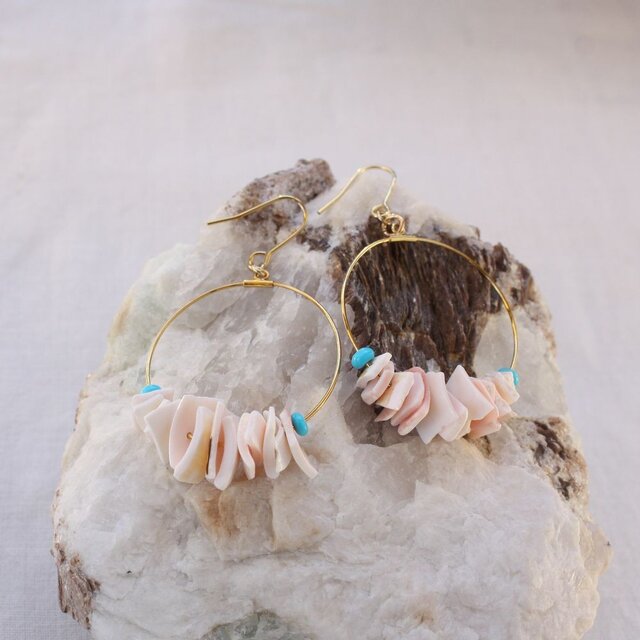 Cherry Blossoms Shell Hooped earrings ピンクシェルのフープピアス/イヤリングの画像1枚目