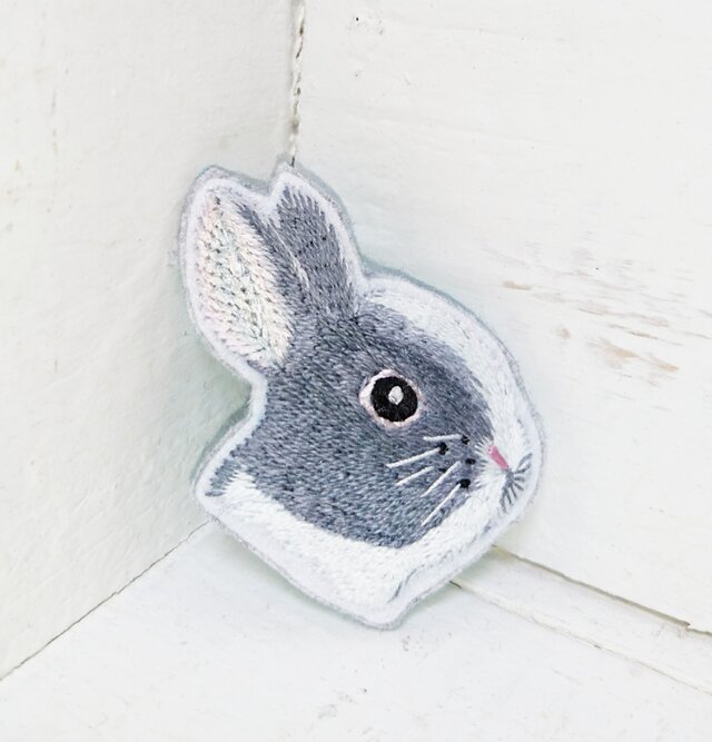 ウサギさん横顔*刺繍ブローチの画像1枚目