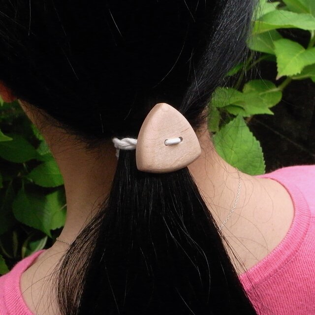 木のヘアゴム △ | iichi 日々の暮らしを心地よくするハンドメイドや