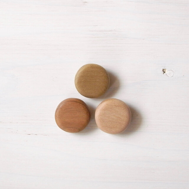 木のブローチ　○