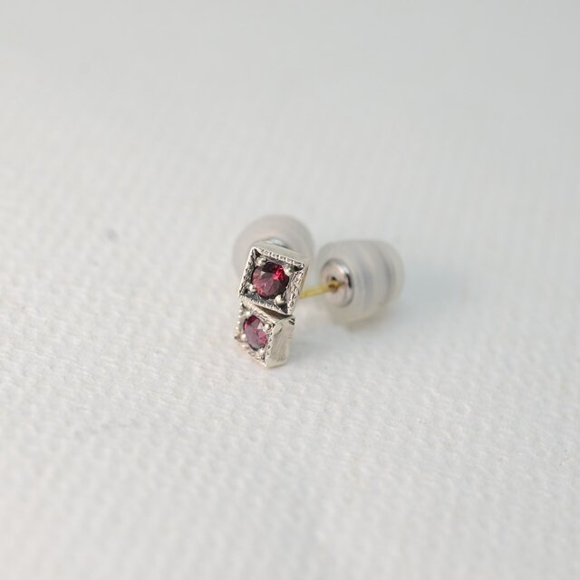 クロム・パイロープ・ガーネットのsilver-K18彫留プチスタッドピアスの画像1枚目