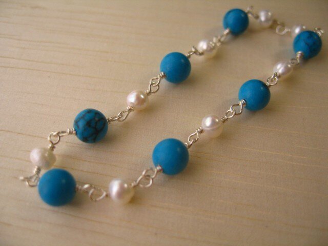 blue&white ターコイズと淡水パールのシンプルブレスの画像1枚目