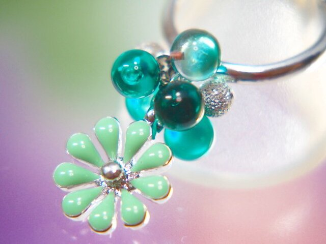 緑のお花のリングの画像1枚目