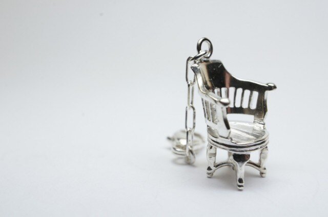 Old-fashioned chair pendantの画像1枚目