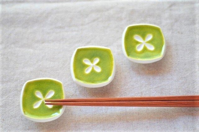 黄緑の小花の箸置きの画像1枚目
