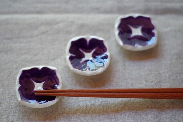 葡萄色の小花の箸置きの画像1枚目
