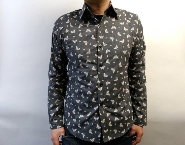 長袖和柄シャツ(蝶と桜)薄墨の画像1枚目