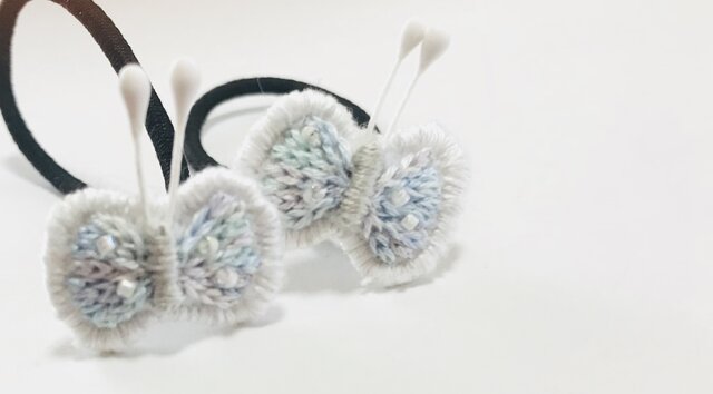 水色系の蝶々の刺繍のヘアゴムの画像1枚目