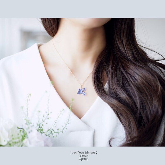 カイヤナイトの花一輪ネックレス ~Bernadettaの画像1枚目