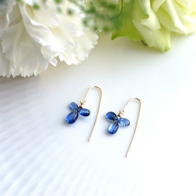 カイヤナイトの花一輪U字ピアス ~Nivesの画像1枚目