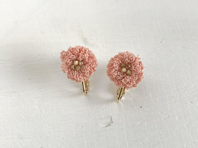 flower イヤリング C -サーモンピンク×スモーキーゴールドの画像1枚目