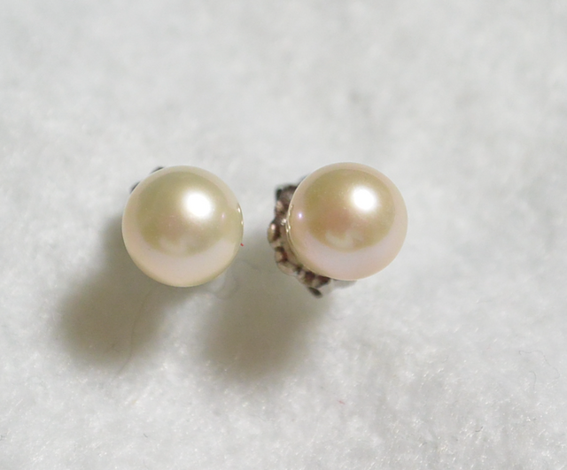 高品質淡水パールの一粒ピアス(中 6mm・チタンポスト)の画像1枚目