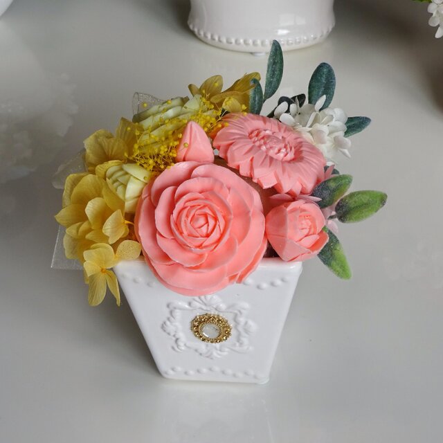 石鹸彫刻 香る花のアレンジメントの画像1枚目