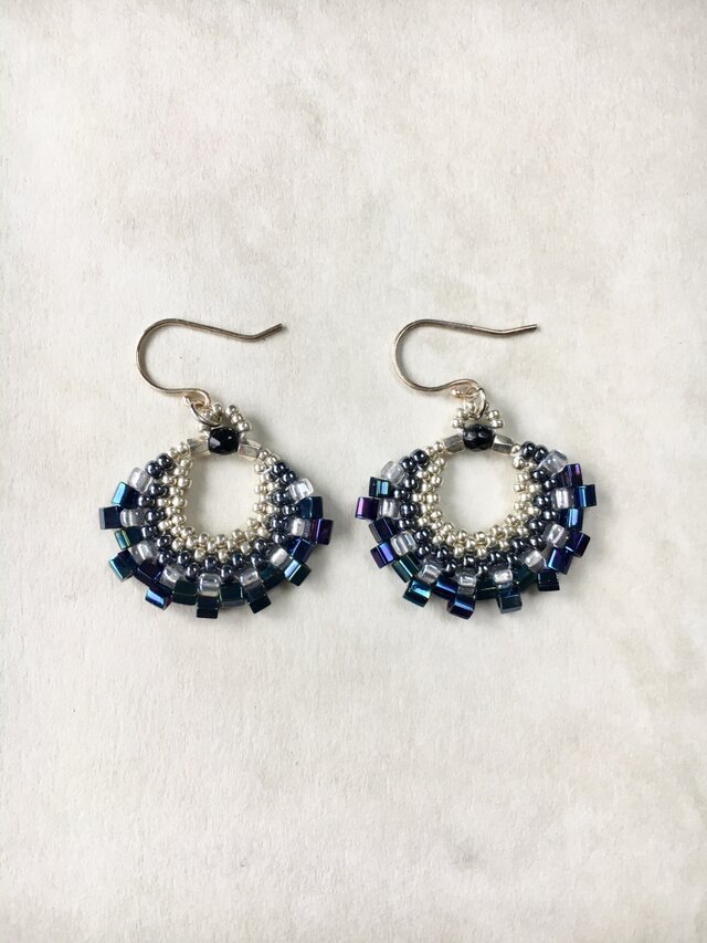 ビーズステッチのピアス ネイビー silver925の画像1枚目