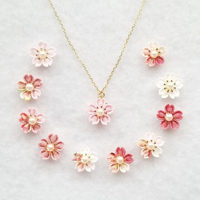 桜の花衣ネックレス -陽だまり- （ つまみ細工＊受注制作 ）