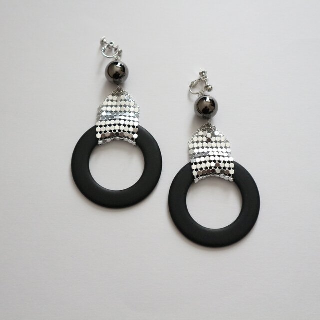 Black Ringの大ぶりイヤリング(ピアス)の画像1枚目