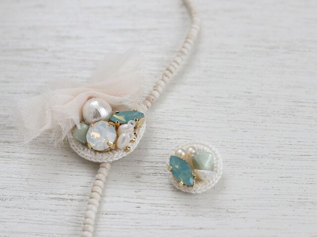 シフォンを纏ったビジューなイヤリング・アクアの画像1枚目