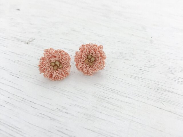 flower ピアス C - ライトサーモンピンク × スモーキーゴールドビーズの画像1枚目