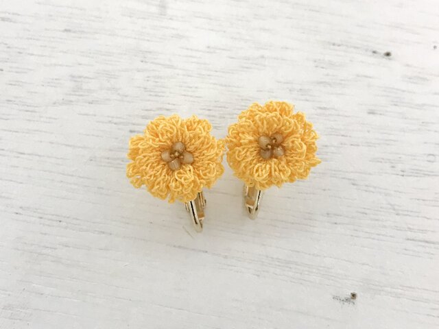 flower イヤリング C - イエロー × スモーキーゴールドビーズの画像1枚目