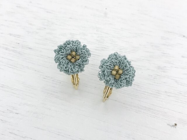 flower イヤリング C - ライトブルー × スモーキーゴールドビーズの画像1枚目